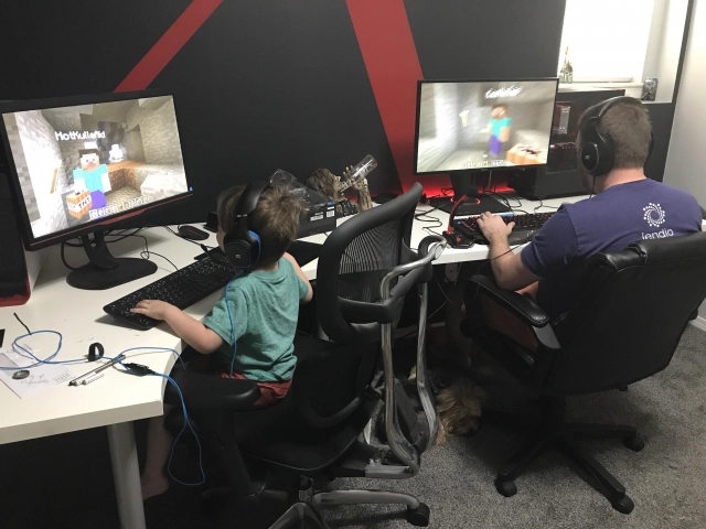 Отец и сын играют в Minecraft