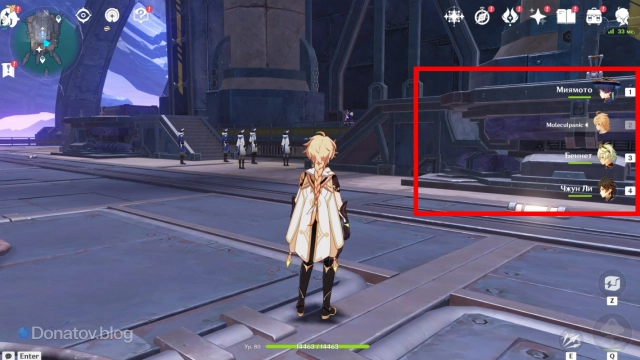 Главный вход в бюро и подъёмник справа