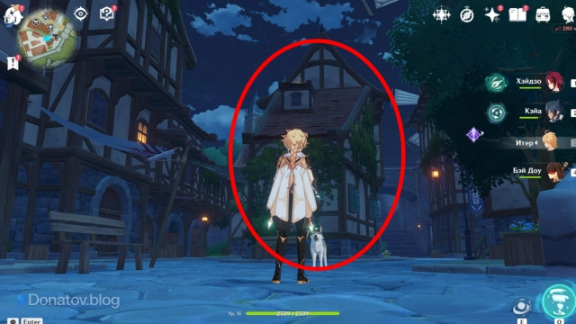 Домик с плющом на фасаде