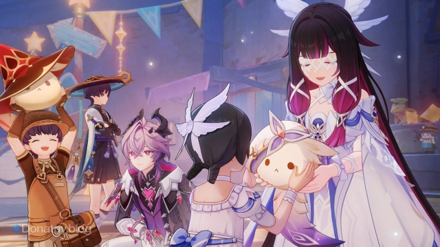 Коломбина дарит игрушку