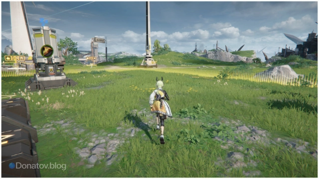 Персонаж бежит в сторону одиноких деревьев