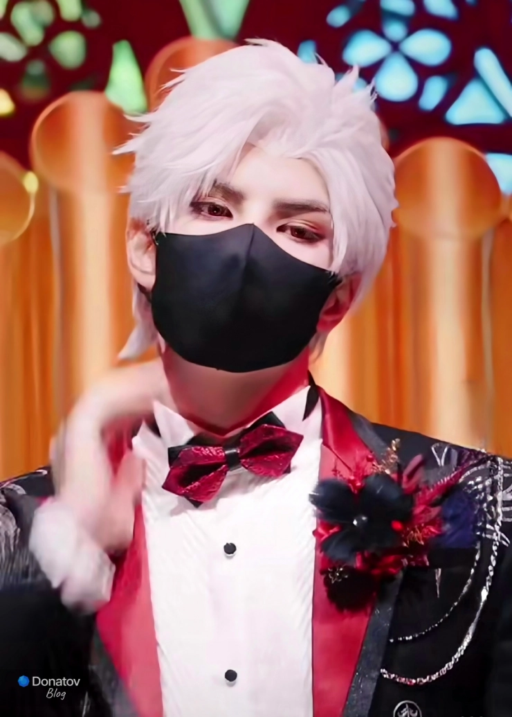 Косплеер Сайласа на официальных фан-встречах