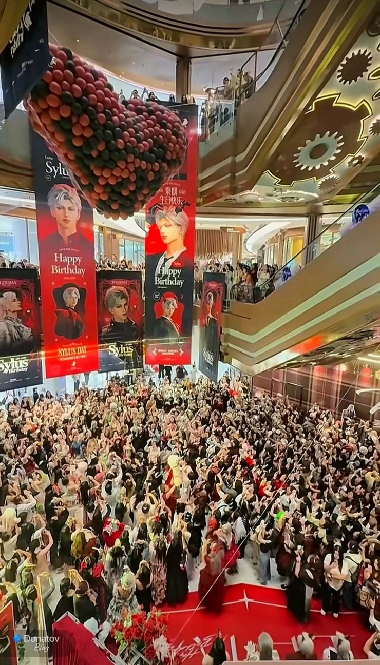 Украшенный китайский торговый центр в честь Сайласа. Взято с просторов Интернета, автор не найден