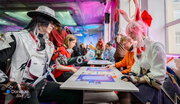 Косплееры играют в «Космическую банду»
