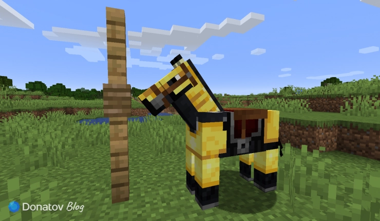 Лошадь на поводке возле столба из заборов в Minecraft