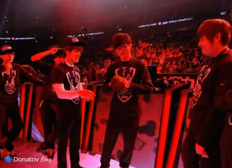 Faker ест брокколи на финале Worlds 2015