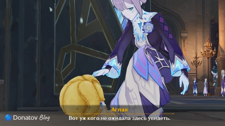 Аглая подбирает куклу в Genshin Impact